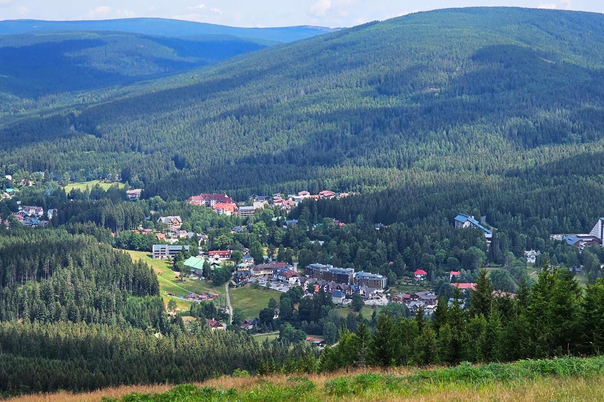 Enjoyharrachov - Atraktivni Slunny Klimatizovany Apartman 14 V Centru Harrachova Se Saunou, Parkovanim, Wifi-Wlan, Sat, Herni Konzoli, Pc S Win 10, Netflix Zdarma A Moznosti Dobijeni Auta S Jedinecnym Vyhledem Na Certovu Horu Se Skokanskymi Mustky Dış mekan fotoğraf
