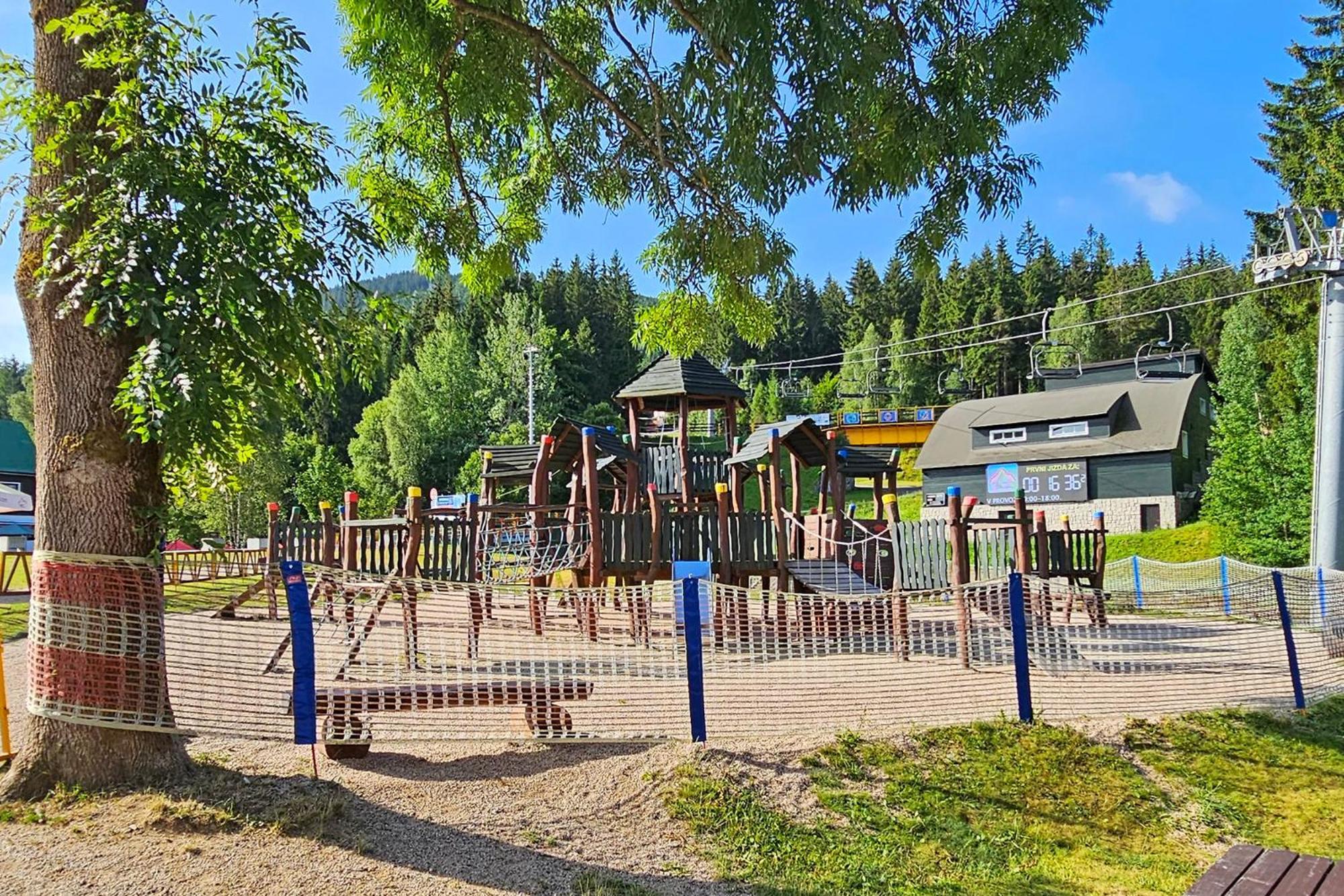 Enjoyharrachov - Atraktivni Slunny Klimatizovany Apartman 14 V Centru Harrachova Se Saunou, Parkovanim, Wifi-Wlan, Sat, Herni Konzoli, Pc S Win 10, Netflix Zdarma A Moznosti Dobijeni Auta S Jedinecnym Vyhledem Na Certovu Horu Se Skokanskymi Mustky Dış mekan fotoğraf